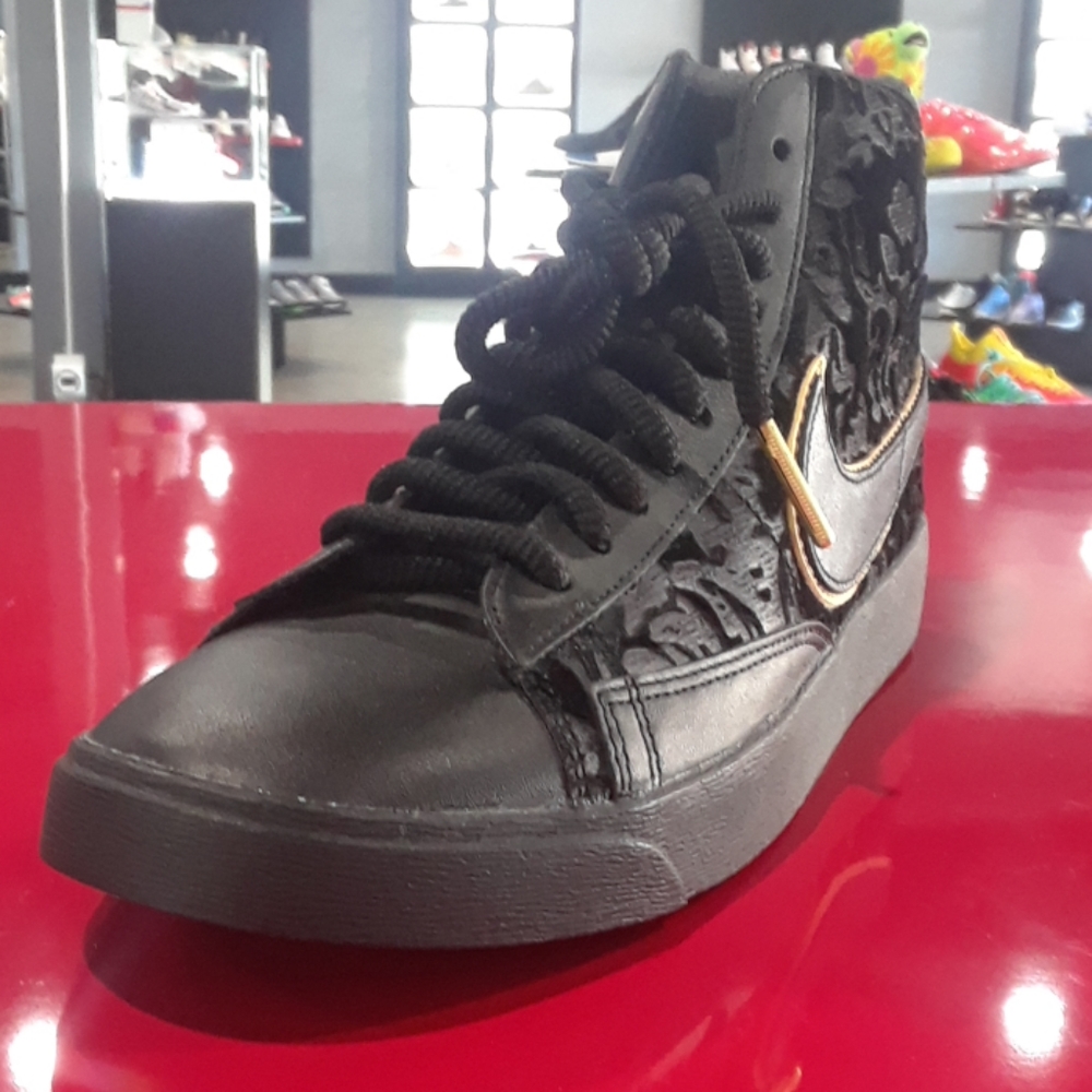 Black n gold  nikes